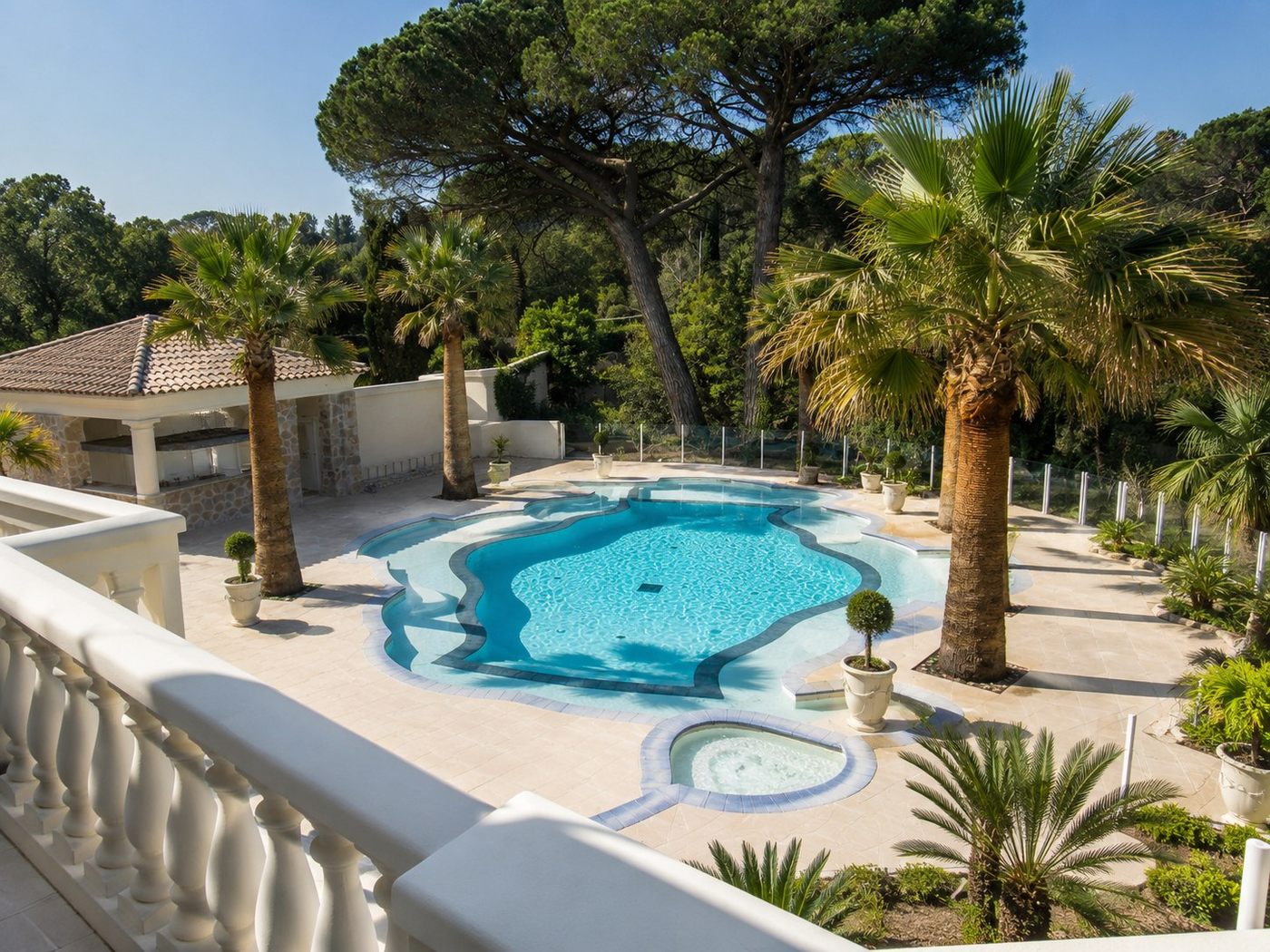 La piscine depuis la balustrade
