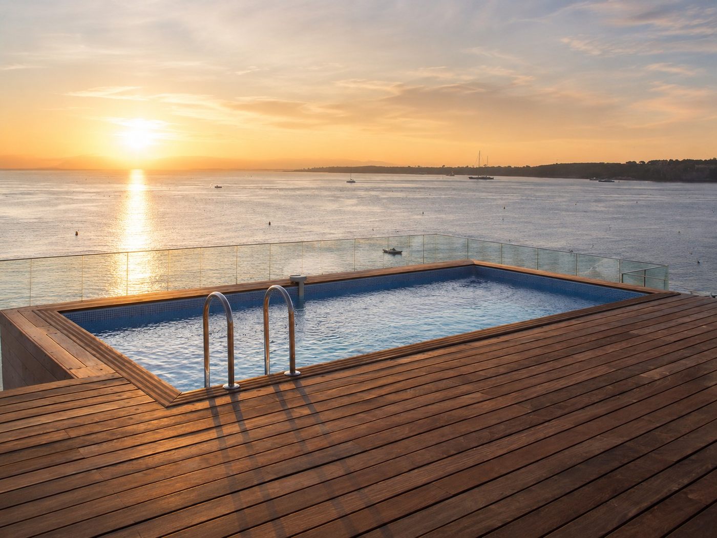 Piscine privée face à la baie